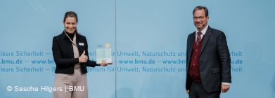 Uni-Präsidentin Prof. Dr. Susanne Menzel-Riedl nimmt die Sonderauszeichnung „Mehrfachsieger“ im Papieratlas-Hochschulwettbewerb der Initiative Pro Recyclingpapier (IPR) entgegen. Überreicht wurde der Preis im Bundesumweltministerium in Berlin vom Parlamentarischem Staatssekretär Florian Pronold.