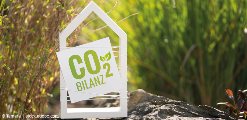 co2, bilanz, haus, energie, wohnen, fußabdruck, grün, garten, gesund, natur, umwelt, ökologie, ökologisch, klima, konzept, schutz, umweltfreundlich, erneuerbar, erde, zukunft, öko, natürlich, sonne, emission, kontrolle, check, kosten, effizienz, technologie, ressourcen, bewusstsein, besitz, ausstoß, ersparnis, sparen, preis, leben, klimaneutral, klimaschutz, heizen, heizung, geld, strom, regenerativ, nachhaltig, bauen, renovieren, dämmung, energielabel, treibhausgas