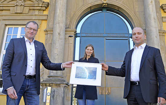 Patrik Rosen, Universitätspräsidentin Prof. Susanne Menzel-Riedl und der neu berufene Professor Dr. Martin Atzmüller vor dem Osnabrücker Schloss