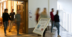 Studierende verlassen einen Hörsaal