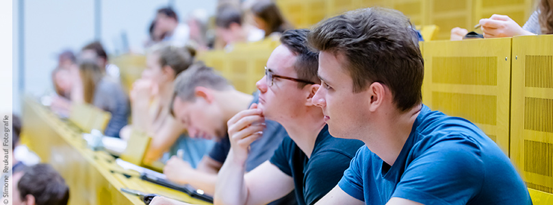 Studierende während Vorlesung in Hörsaal