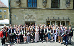 Gruppenfoto der Promovierten vor dem Osnabrücker Rathaus