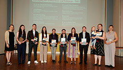 Gruppenfoto der Promovierten auf der Bühne der Schlossaula