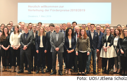 [Translate to English:] Gruppenfoto der Preisträger und Stifter der Förderpreise auf der Bühne im Osnabrücker Schloss