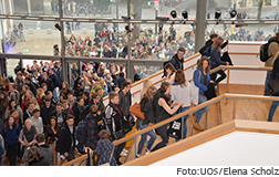 [Translate to English:] Hunderte Studierende strömen in die OsnabrückHalle